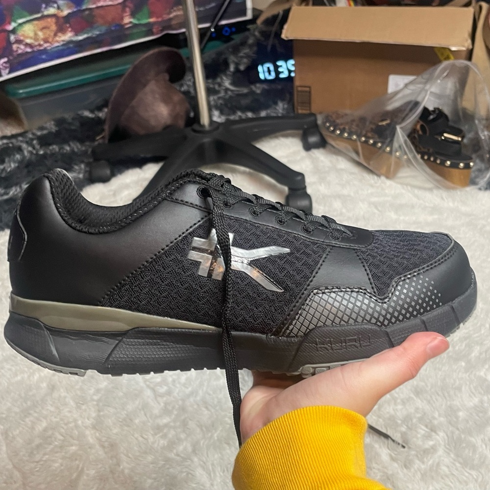 Kuru QUANTUM WIDE
A casual sneaker with structured stability size 10.